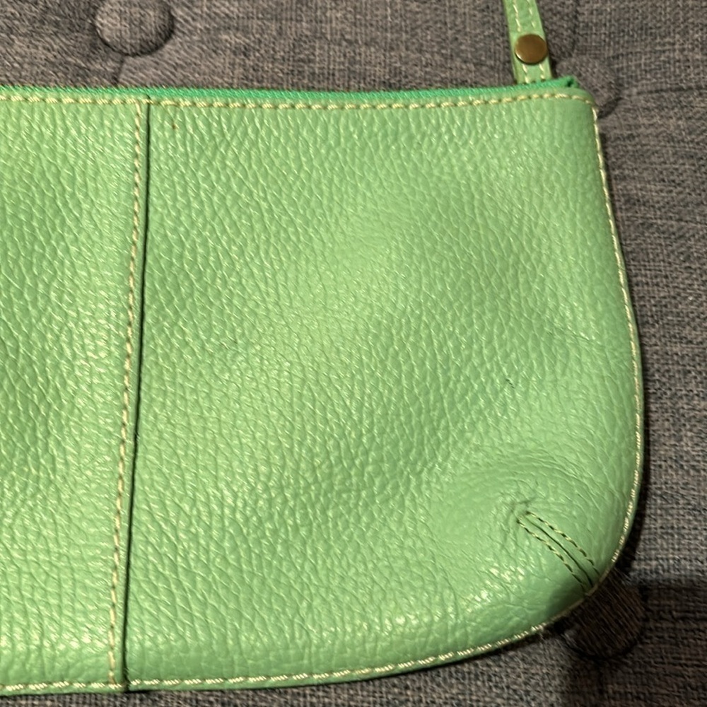 Gap 100% leather Kelly green wristlet - Picture 2 of 8